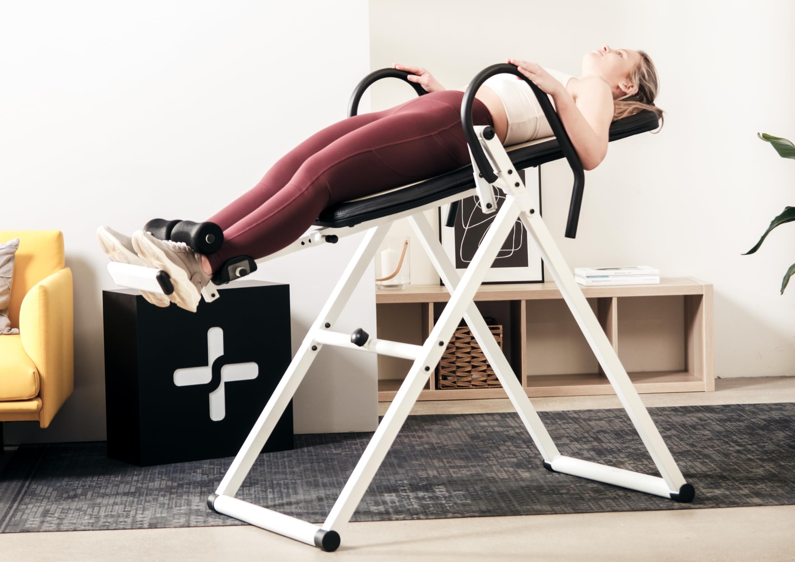 SportPlus Inversionsbank, klappbarer Schwerkrafttrainer, Inversion Table mit 4 oder 6 Inversionswinkel, Streckbank zur Entlastung der Wirbelsäule, Nutzergewicht bis 135 kg, Rückenstrecker