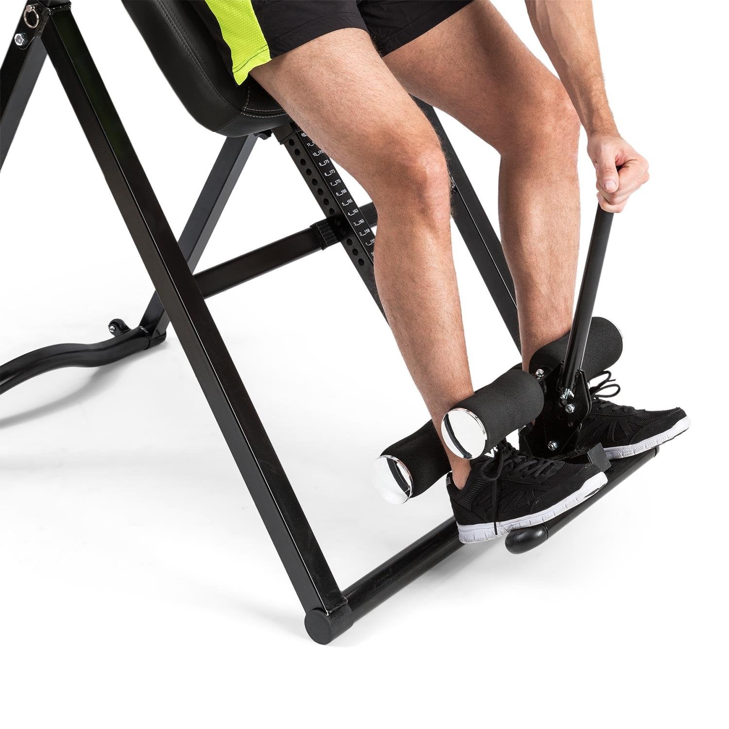 Klarfit Ease Delux - Inversionsbank, Schwerkrafttrainer, Rückentrainer, Inversionstisch, Entlastung der Wirbelsäule, bis 136kg Körpergewicht, Wärme-und Massagefunktion, schwarz