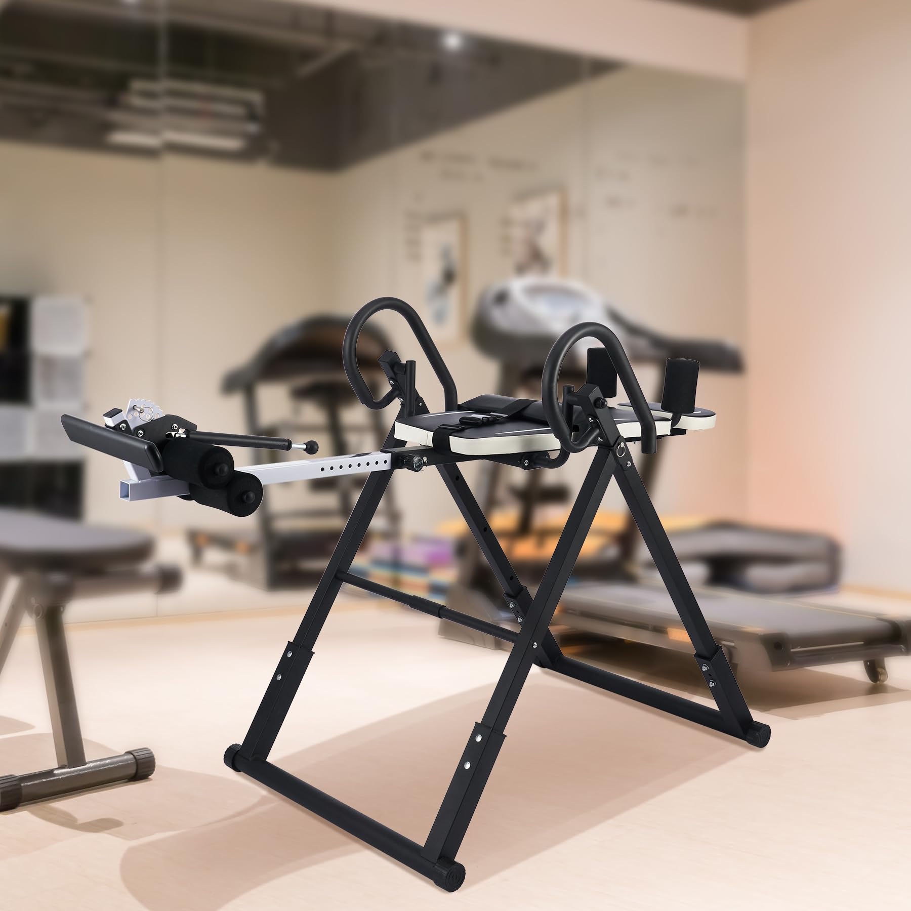 ZELUS Inversionsbank Klappbar Inversionstisch mit Verstellbarer Kopfstütze, Schutzgürtel Schwerkrafttrainer mit 4 Inversionswinkeln Multifunktionsgerät Rückentrainer 150 kg Bauchtrainer Weiß &Schwarz
